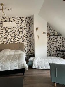 a bedroom with a bed and a wall with flowers at Centre de Provins : superbe appartement neuf in Provins
