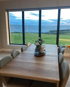 einen Esstisch mit Meerblick in der Unterkunft Spectacular ocean views & minutes to Cliffs- Clahane Shore Lodge in Liscannor