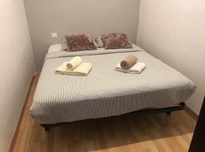 Posteľ alebo postele v izbe v ubytovaní Rustic 2 bedroom apartment Poble Sec
