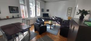 un soggiorno con divano e tavolo di Fortress 1: Quiet, Lux 50m2 , apartment in the pedestrian zone a Belgrado