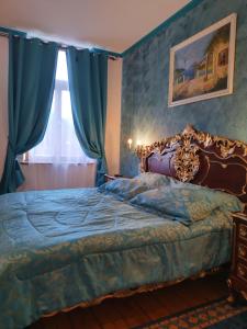 a bedroom with a large bed with blue curtains at Villa Imperia, Museums-Hotel in Blankenburg