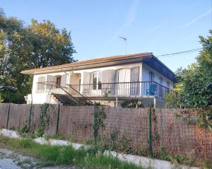 a house behind a fence at Little Italy in Mérignac