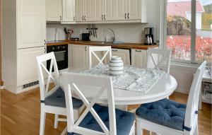 Kuchyň nebo kuchyňský kout v ubytování 3 Bedroom Cozy Home In Tvedestrand