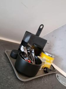 a container of utensils sitting on a tray at Studio de la Demi Lune in Plobsheim