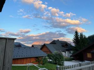 Un cielo nublado con casas y una cerca en Apartment Kumitzblick, en Obersdorf