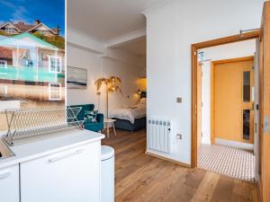 cocina y sala de estar con vistas a un dormitorio en The Shiny Pebble, 5* ground floor.Coastal retreat., en Southwold