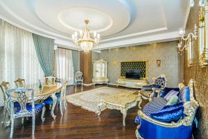 sala de estar con muebles y lámpara de araña. en Baku Avangard Apartment, en Baku