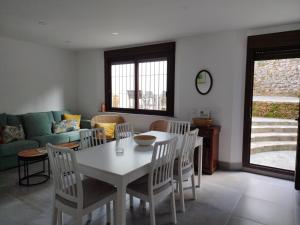 a living room with a white table and chairs at Las Tobas in Puerto-Moral