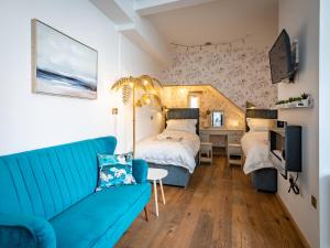 sala de estar con 2 camas y sofá en The Shiny Pebble, 5* ground floor.Coastal retreat., en Southwold