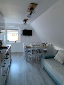 Kuchyňa alebo kuchynka v ubytovaní Apartament DWA DĘBY
