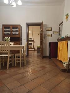 U'Giruni في San Donato di Ninea: مطبخ وغرفة طعام مع طاولة وكراسي