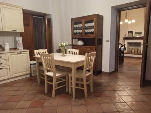 U'Giruni في San Donato di Ninea: مطبخ مع طاولة وكراسي في مطبخ