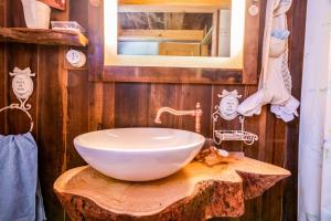 baño con lavabo blanco en una mesa de madera en Baita delle Bambole - 400 metri dal LAGO, en Isola