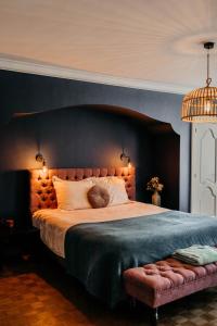 ein Schlafzimmer mit einem großen Bett mit blauer Wand in der Unterkunft B&B Vrijheid 4 in Arendonk