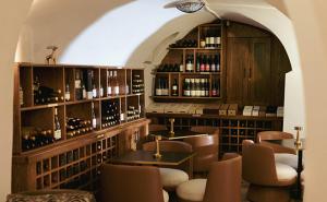 een bar met een stel flessen wijn bij Ruth Safed By Dan Hotels in Safed