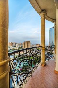 balcón con vistas a la ciudad en Baku Avangard Apartment, en Baku