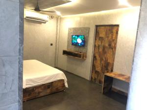 Postel nebo postele na pokoji v ubytování Aariv Inn BAGA BEACH