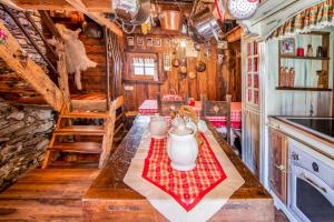 - une cuisine avec une grande table dans une cabine dans l'établissement Baita delle Bambole - 400 metri dal LAGO, à Isola