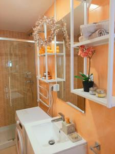 een badkamer met een wastafel en een spiegel bij Golden Realejo Guest house in Granada