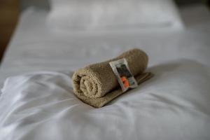 een opgezette handdoek dier zittend op een bed bij ONRest Hostel Centrum Żytnia 8 in Kielce