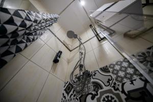 baño con ducha y bolso en el suelo en ONRest Hostel Centrum Żytnia 8, en Kielce