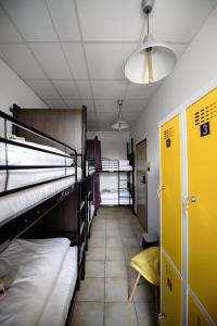 korytarz z łóżkami piętrowymi w pokoju wieloosobowym w obiekcie ONRest Hostel Centrum Żytnia 8 w Kielcach