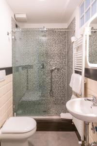 y baño con ducha, aseo y lavamanos. en Villa Il Mosaico, en Florencia