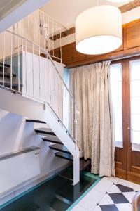 Una escalera blanca en una casa con ventana en Villa Il Mosaico, en Florencia