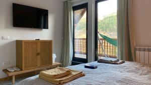 V13 Wild Cabin - Traditional mountain cabin with cosy modern rooms tesisinde bir odada yatak veya yataklar