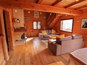 ein Wohnzimmer mit 2 Sofas in einem Blockhaus in der Unterkunft Chalet Arêches-Beaufort, 9 pièces, 10 personnes - FR-1-342-232 in Beaufort