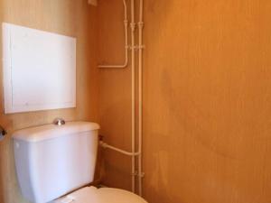 セレ・シュヴァリエにあるAppartement La Salle-les-Alpes, 1 pièce, 5 personnes - FR-1-330F-90のバスルーム(白いトイレ付)が備わります。