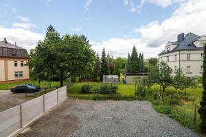 un gran patio con una valla y una casa en Luxury Apartments STUD - VB, en Ostrava