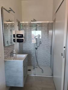 un baño con ducha y lavabo en Andora Fronte Mare, en Andora