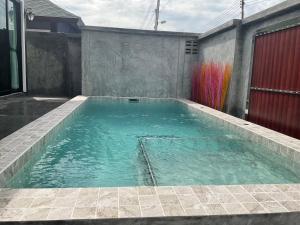 una gran piscina en una casa con en Aonang Oscar Pool Villas, en Ao Nang Beach