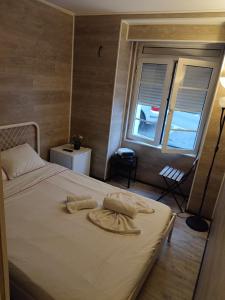- une chambre avec un lit et des serviettes dans l'établissement PARAISO Da PENHA, à Lisbonne