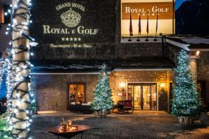 un edificio con un árbol de Navidad delante de él en Grand Hotel Royal E Golf, en Courmayeur