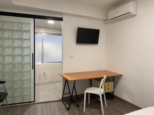 Μια τηλεόραση ή/και κέντρο ψυχαγωγίας στο Shanti Rooms