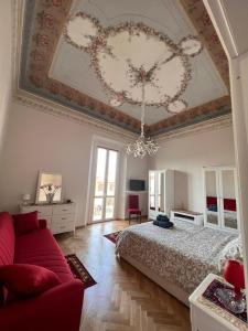 Un dormitorio con una cama y un techo con corazones. en Affreschi sul mare en Marina di Pisa