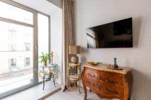 Televízia a/alebo spoločenská miestnosť v ubytovaní Apartament Wenecja Romantyczna - Młyn Maria - Art Apartments