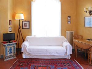 A bed or beds in a room at Poggio Imperiale Apartments