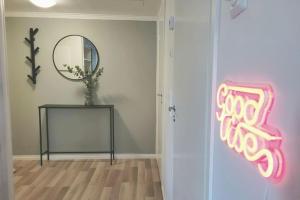 Pokój z lustrem na ścianie i stołem w obiekcie Modern apartment with free parking & Netflix. w mieście Ylöjärvi