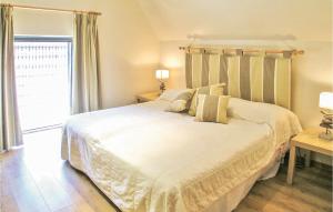 a bedroom with a large white bed and a window at Stunning Home In Valojoulx With Outdoor Swimming Pool in Valojoulx