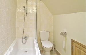 ein Badezimmer mit einer Dusche, einem WC und einer Badewanne in der Unterkunft Lovely Home In Valojoulx in Valojoulx