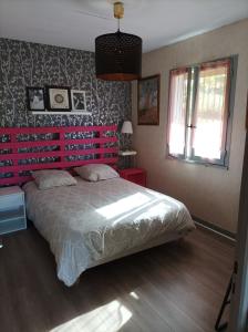 Postel nebo postele na pokoji v ubytování chalet deux chambres au calme