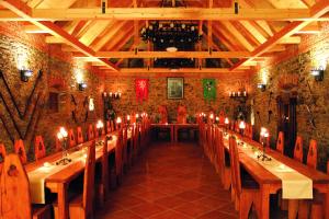 un comedor largo con mesas, sillas y velas en Pivovarský dvůr Plasy, en Plasy