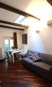 uma sala de estar com um sofá e uma mesa em Appartamento dei Sassetti em Savona