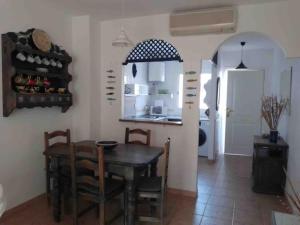 a kitchen and dining room with a table and chairs at El Playaiso de San José in San José +9 photos