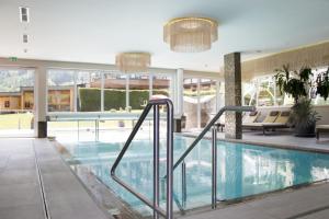 Bazén v ubytovaní Liebes Caroline 4-Sterne-Hotel alebo v jeho blízkosti