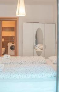 1 dormitorio con 1 cama grande y espejo en Corvin holiday Apartments hotel, en Budapest