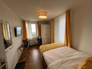 Televízia a/alebo spoločenská miestnosť v ubytovaní Hotel & Restaurant Hasenstrick